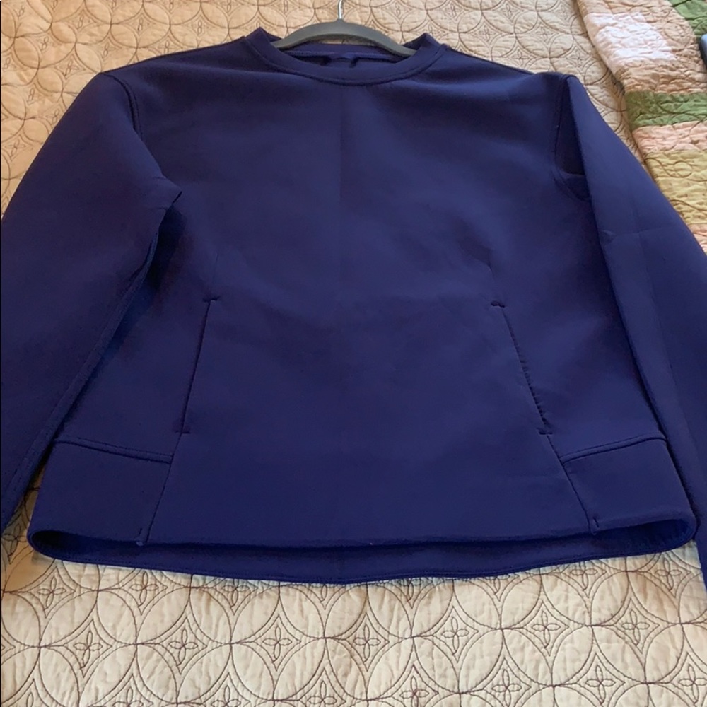 Classic navy Lululemon pull over.
